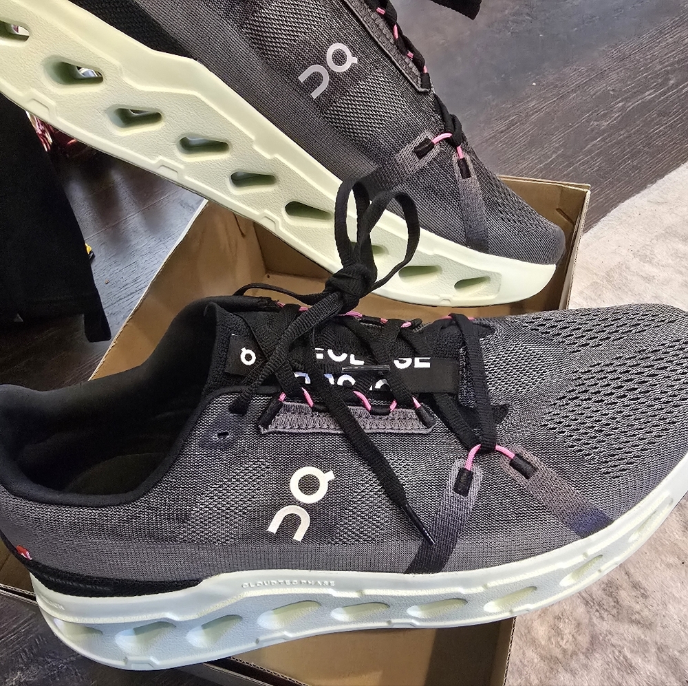 On Cloud Men's Gray and White Sneakers